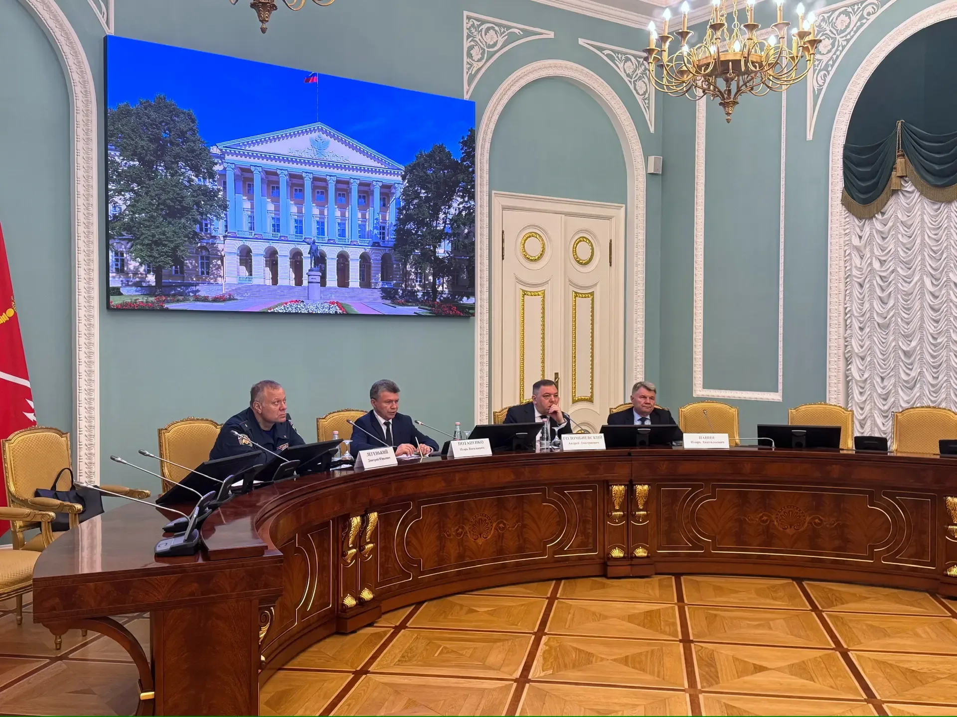 Сегодня в Смольном обсудили подготовку к купальному сезону 2026 года.  В совещании участвовали руков