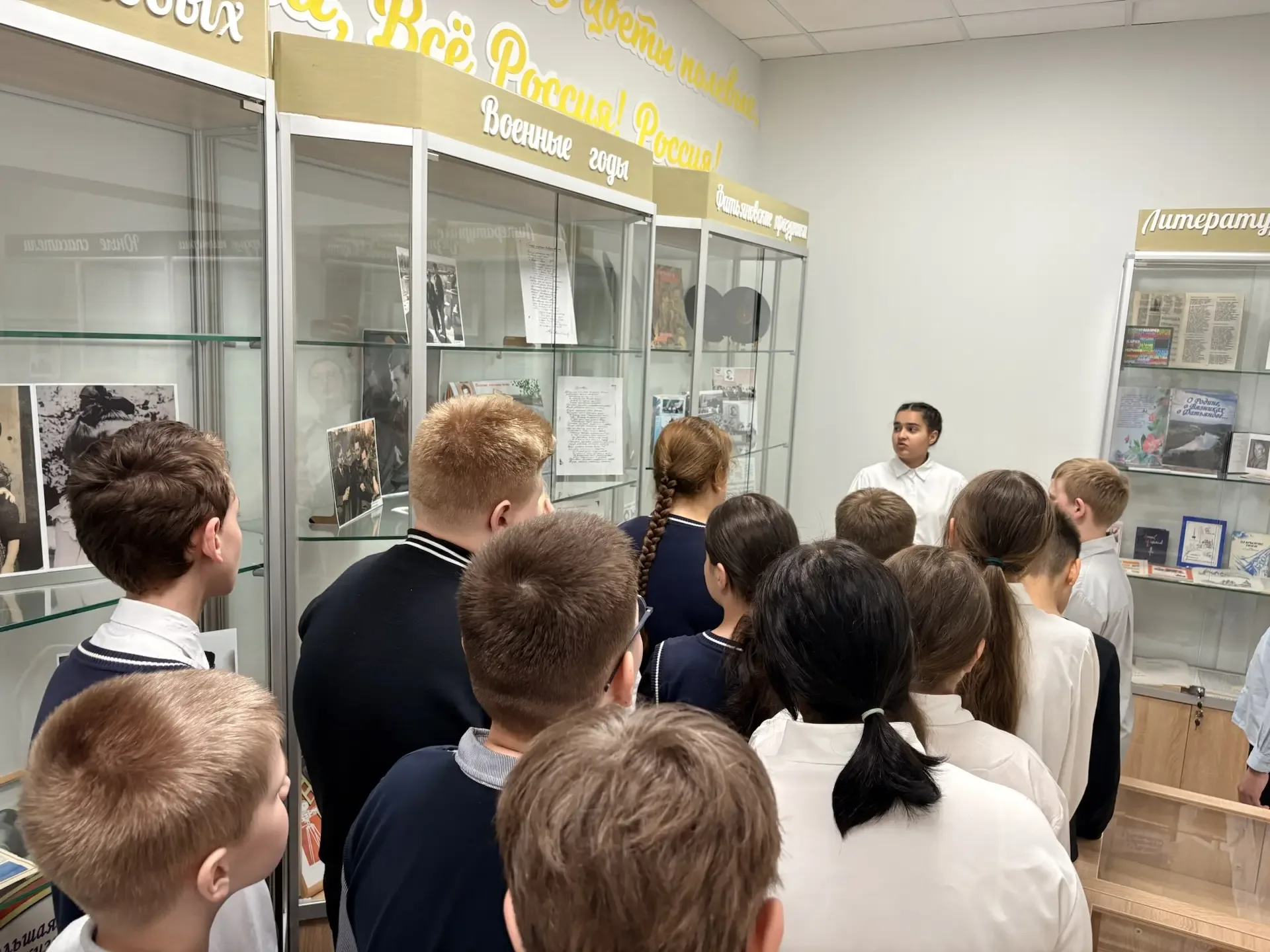 🏛 Урок истории в школьном музее  Сегодня в нашем музее было многолюдно! Ученики 9 «А» класса Анатоли