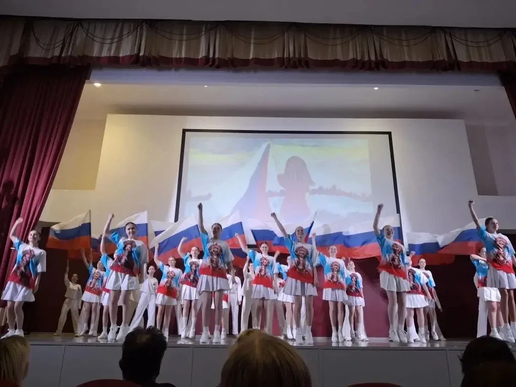 В школе прошел праздничный концерт ко Дню Победы🇷🇺  🎖7 мая в стенах школы состоялось праздничное мер