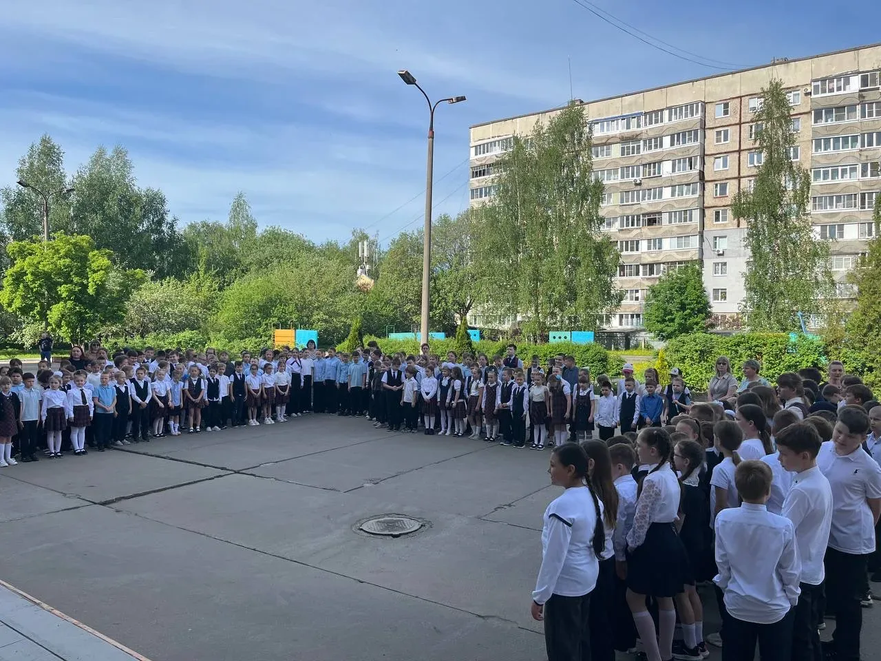 📅 Сегодня в нашей школе прошла традиционная линейка, посвященная поднятию флага Российской Федерации