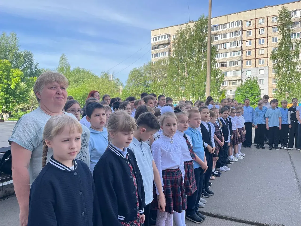 📅 Сегодня в нашей школе прошла традиционная линейка, посвященная поднятию флага Российской Федерации