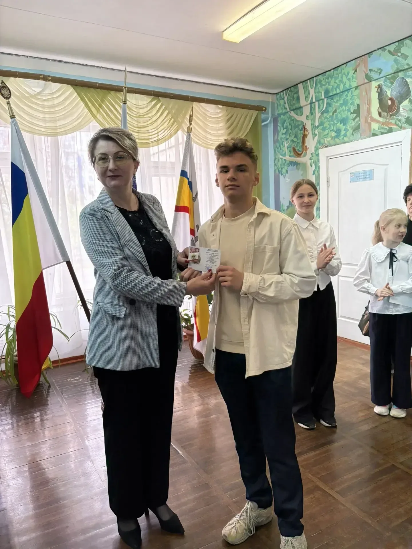 РАЗГОВОРЫ О ВАЖНОМ Утро понедельника, 4 мая 2026 года, в нашей школе традиционно началось с торжеств