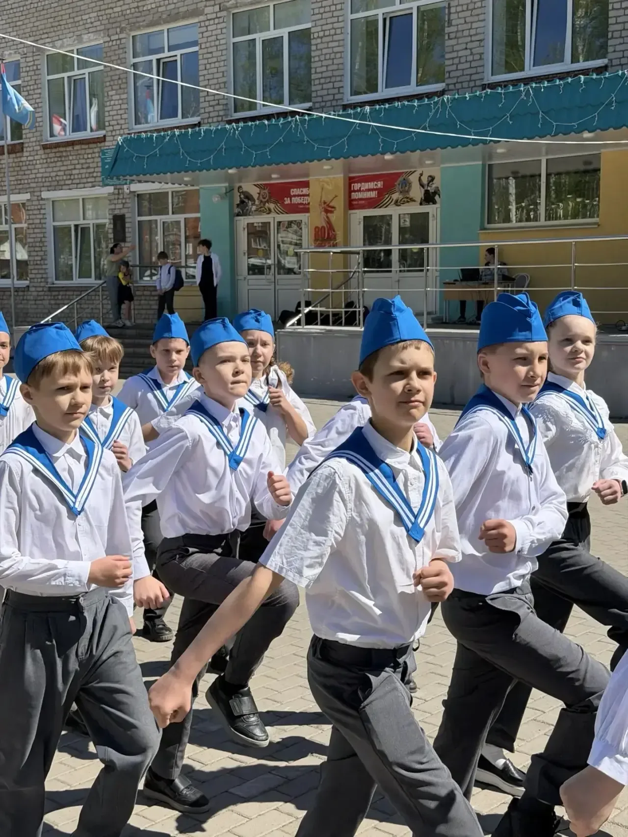 Строем — к победе! 🎖️  В нашей школе прошёл долгожданный конкурс смотра строя и песни среди 5-9 клас