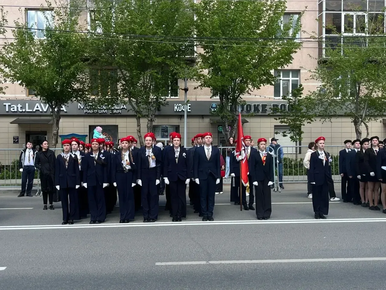Это праздник с сединою на висках...  Эта радость со слезами на глазах!   🎗️Сегодня день 81-й годовщи