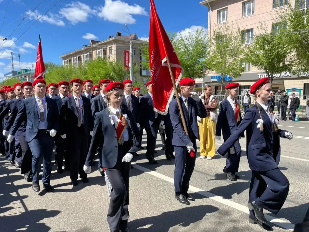 Это праздник с сединою на висках...  Эта радость со слезами на глазах!   🎗️Сегодня день 81-й годовщи