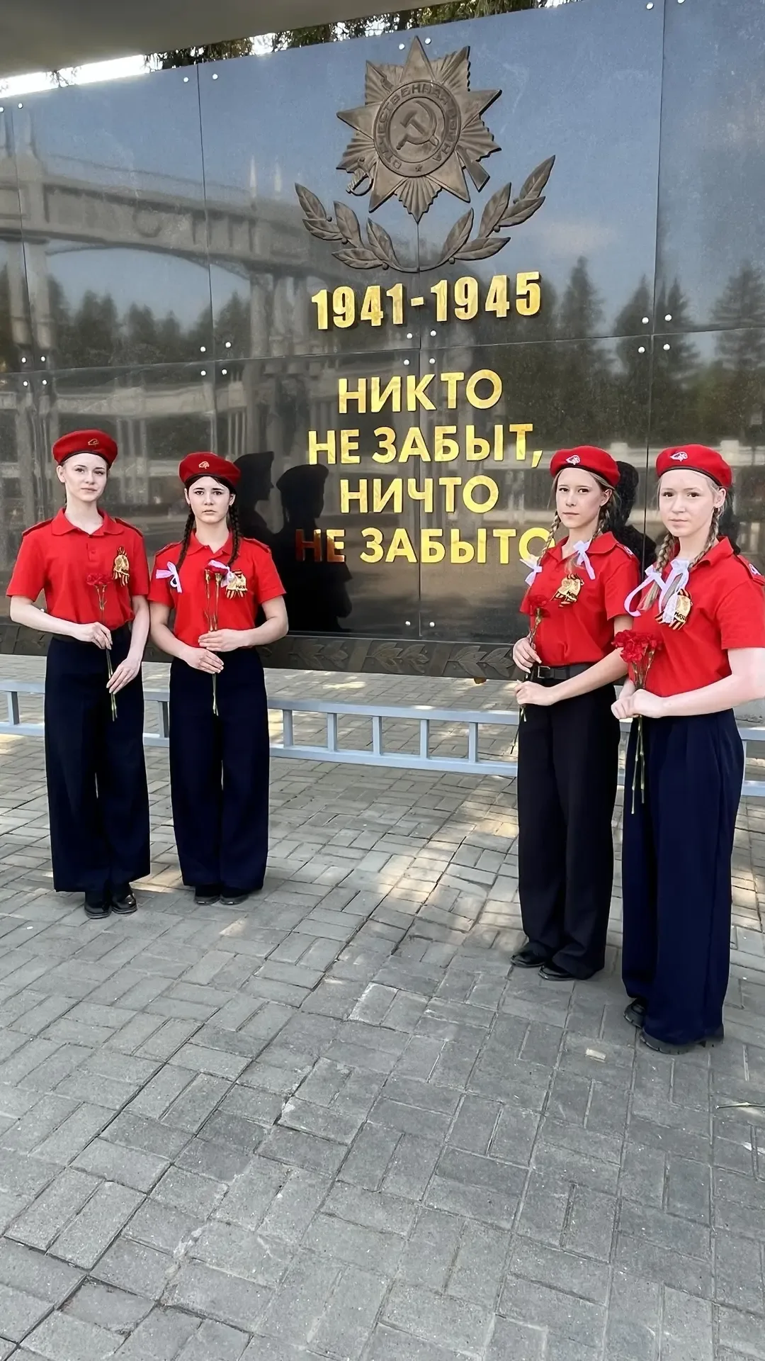 🇷🇺 Честь быть караульными  Сегодня на Посту № 1 у Вечного огня — женский день. И нет, не 8 марта, а 