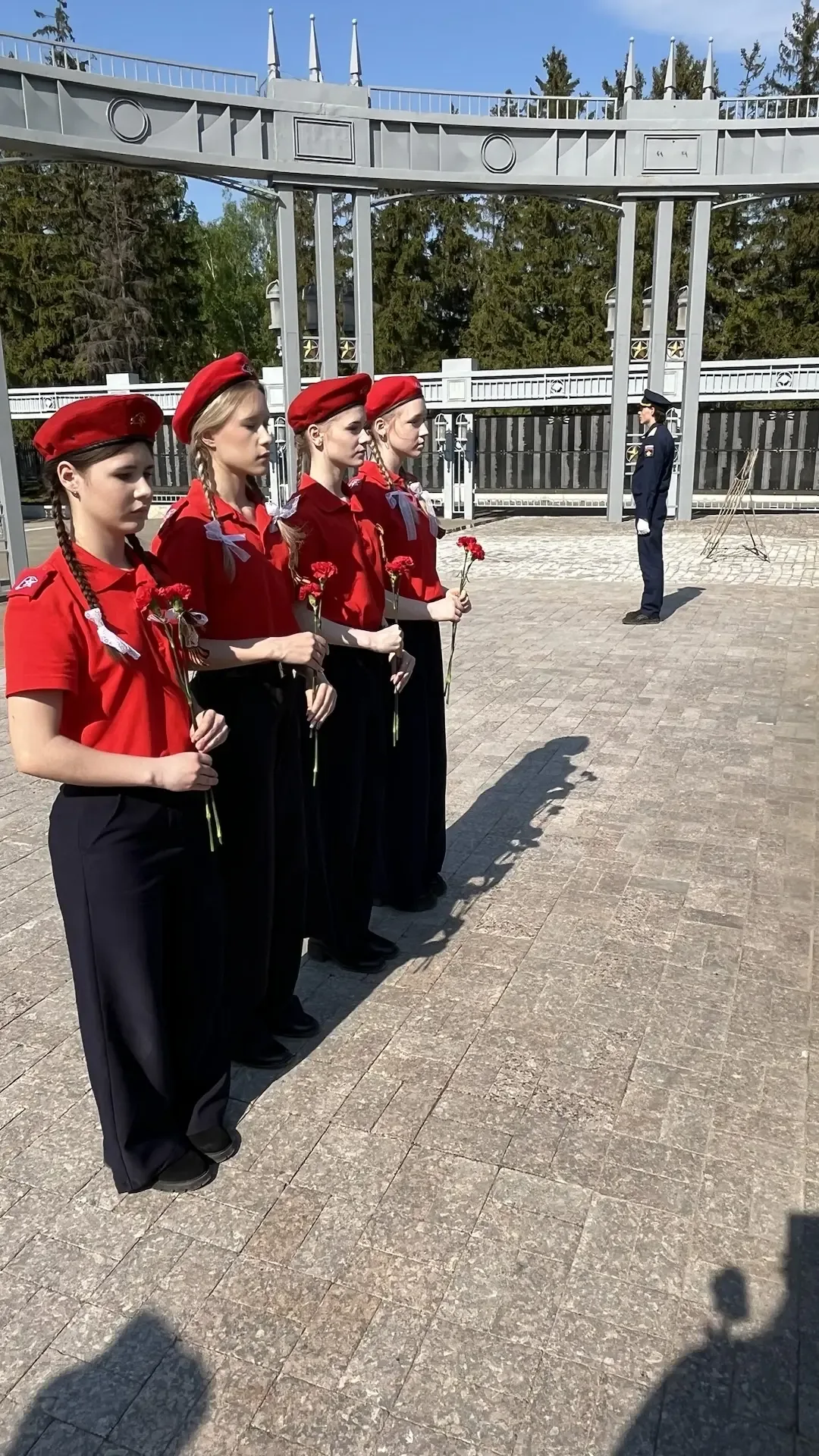 🇷🇺 Честь быть караульными  Сегодня на Посту № 1 у Вечного огня — женский день. И нет, не 8 марта, а 