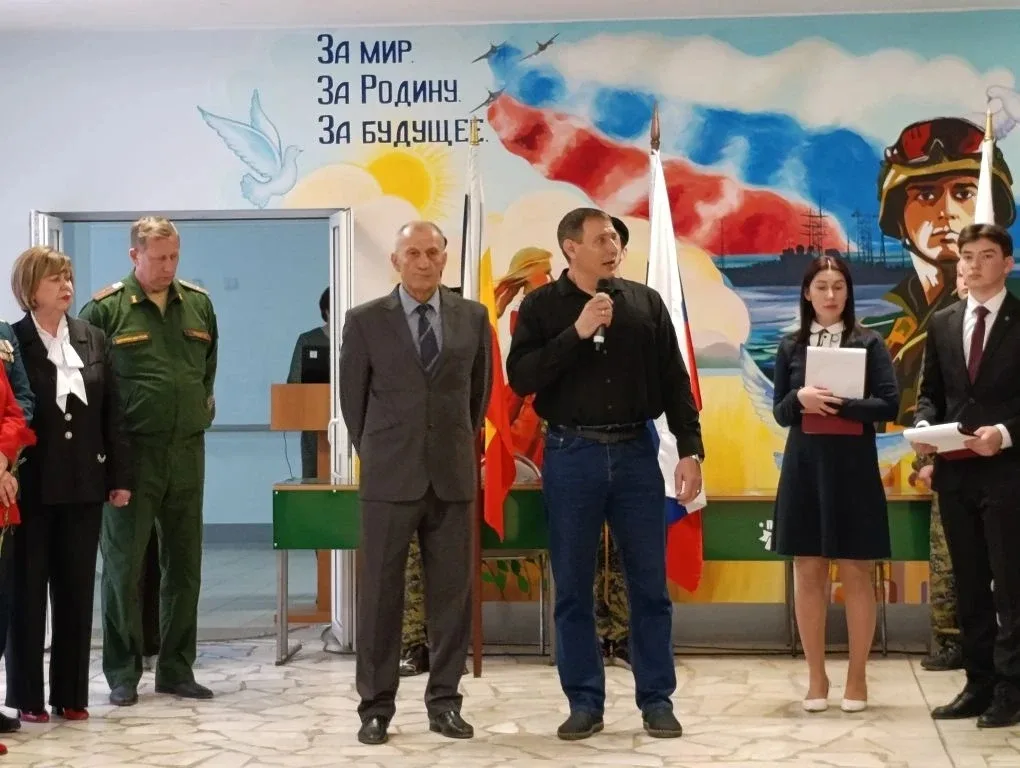 Сегодня в школе произошло по-настоящему важное и трогательное событие — мы открыли Уголок Славы, пос