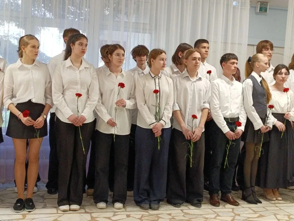 Сегодня в школе произошло по-настоящему важное и трогательное событие — мы открыли Уголок Славы, пос