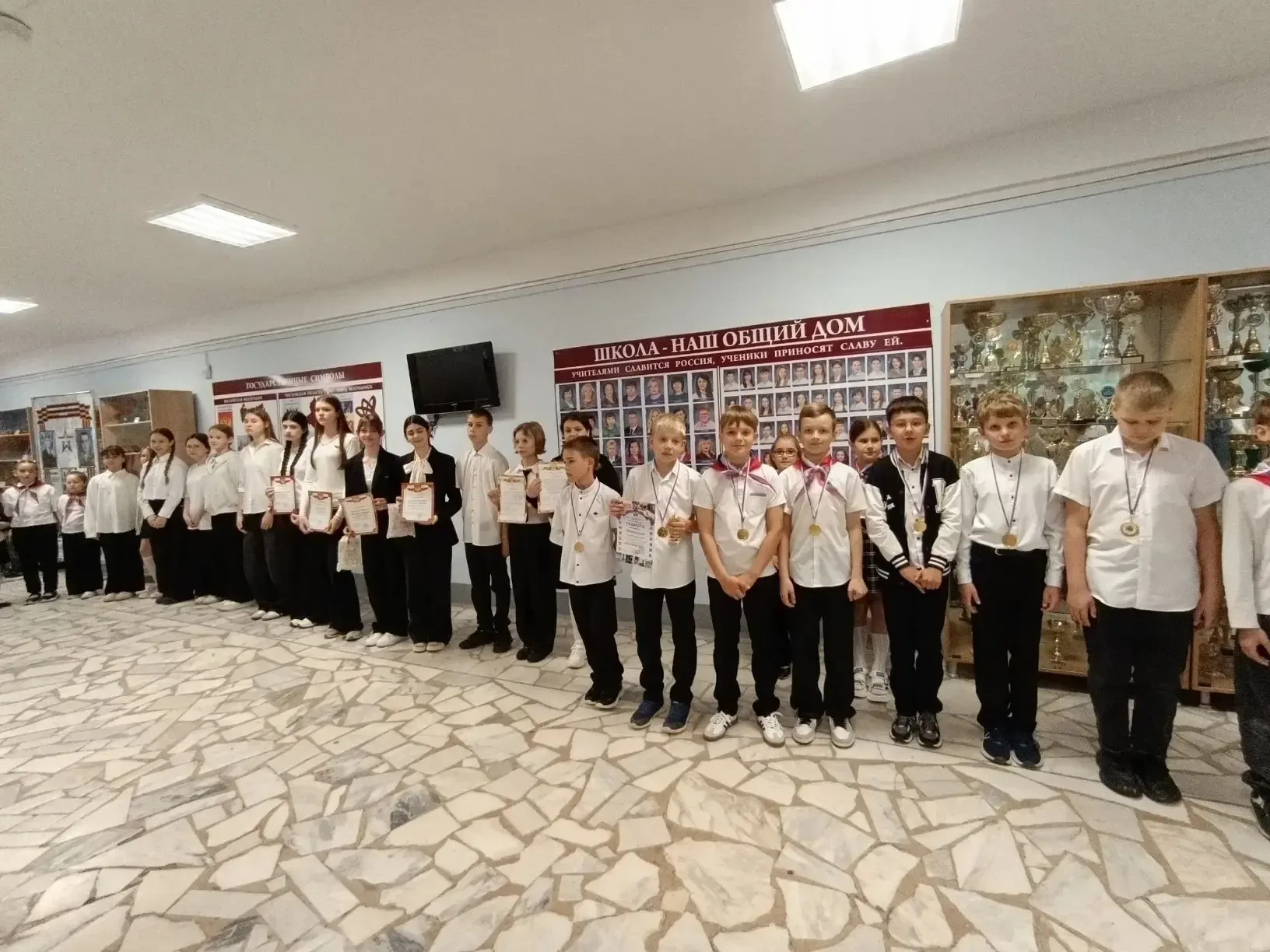 Сегодня в школе прошла еженедельная линейка с поднятием флага и исполнением гимна Российской Федерац
