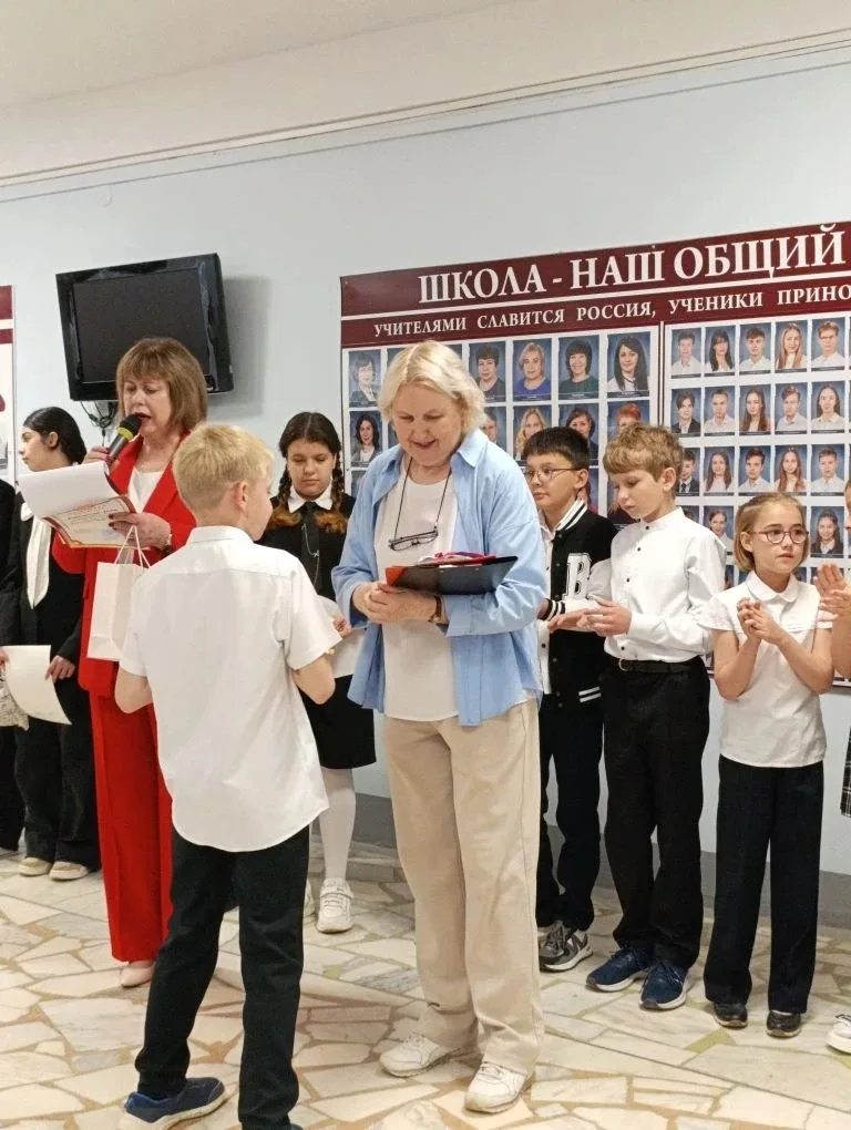 Сегодня в школе прошла еженедельная линейка с поднятием флага и исполнением гимна Российской Федерац