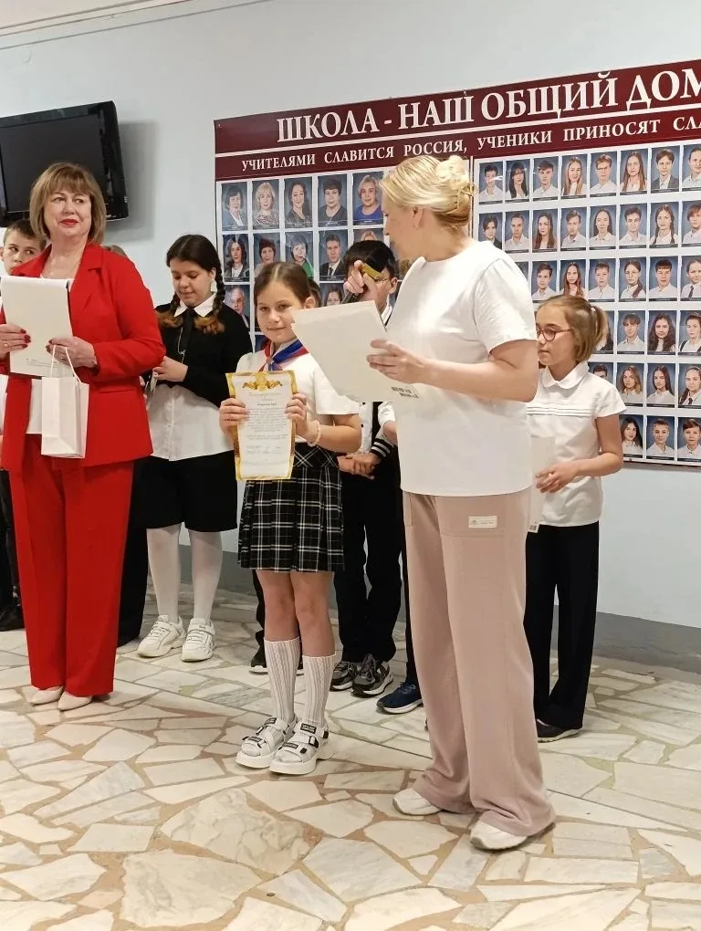 Сегодня в школе прошла еженедельная линейка с поднятием флага и исполнением гимна Российской Федерац