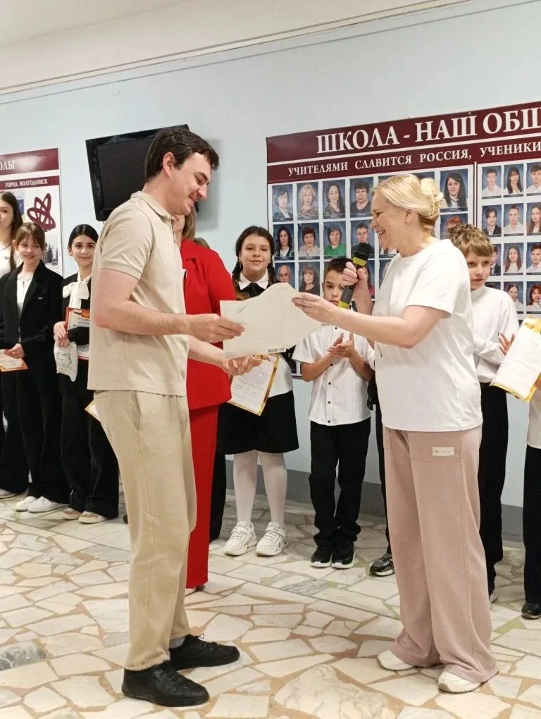 Сегодня в школе прошла еженедельная линейка с поднятием флага и исполнением гимна Российской Федерац
