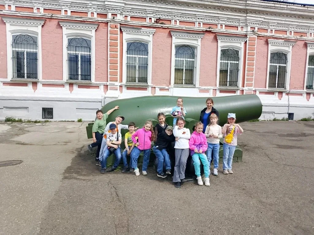 🎉 В этом году Пермским Мотовилихинским заводам исполняется 290 лет! 🎉  Ученики 1А класса с большим и