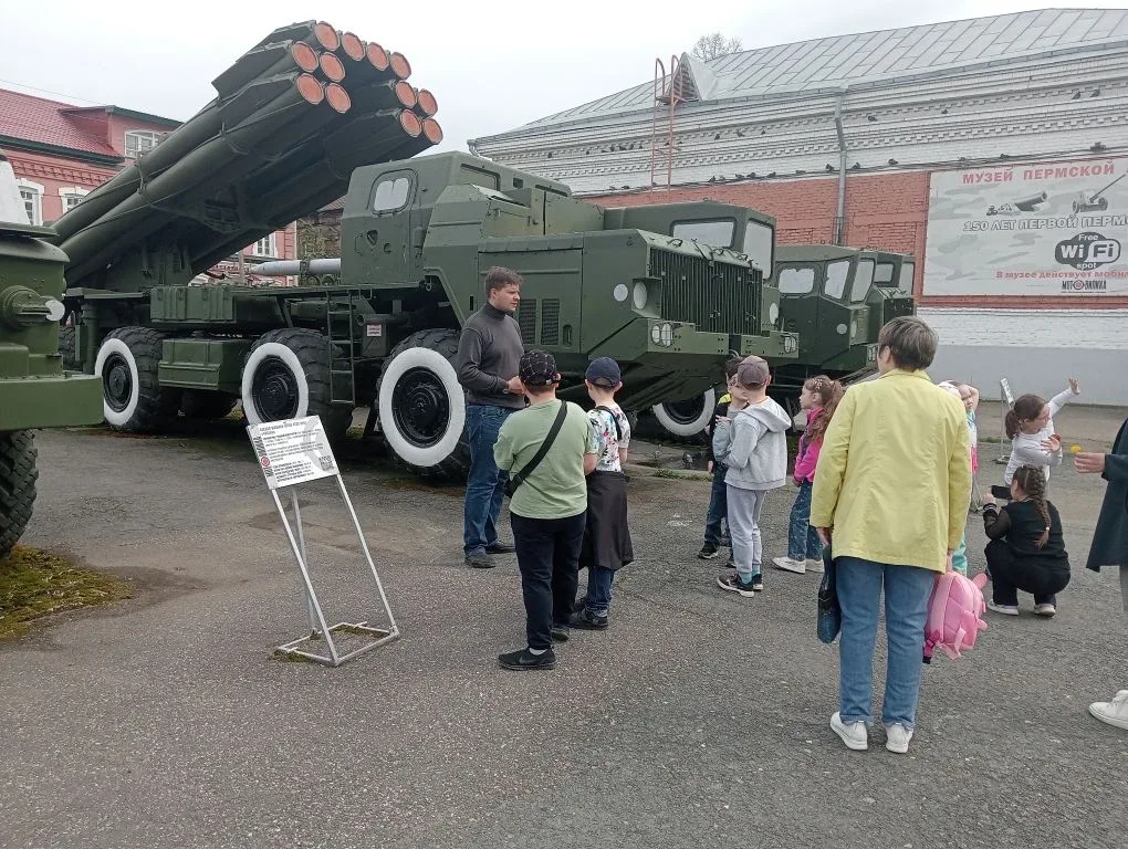 🎉 В этом году Пермским Мотовилихинским заводам исполняется 290 лет! 🎉  Ученики 1А класса с большим и