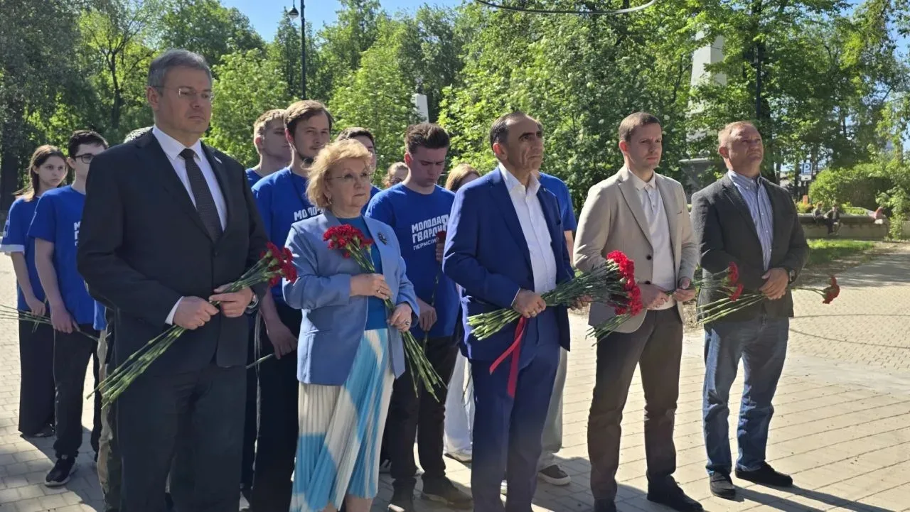 ⚡В Перми почтили память героев в День полного освобождения Мариуполя  🗓Сегодня, 20 мая, в четвёртую 