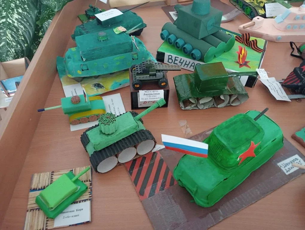 Выставка к Дню Победы🎉  В нашей начальной школе открылась уникальная выставка творческих работ учащи