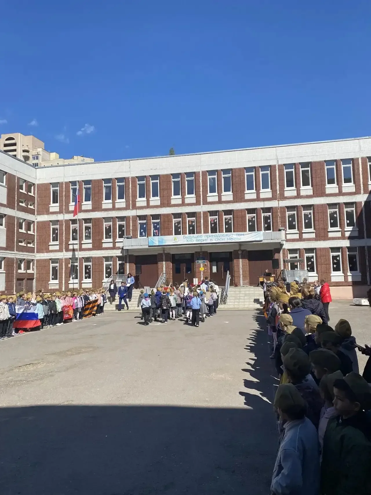 С сердцем, полным гордости и памяти🇷🇺🎖️  В преддверии 9 Мая в нашей школе прошла торжественная линей