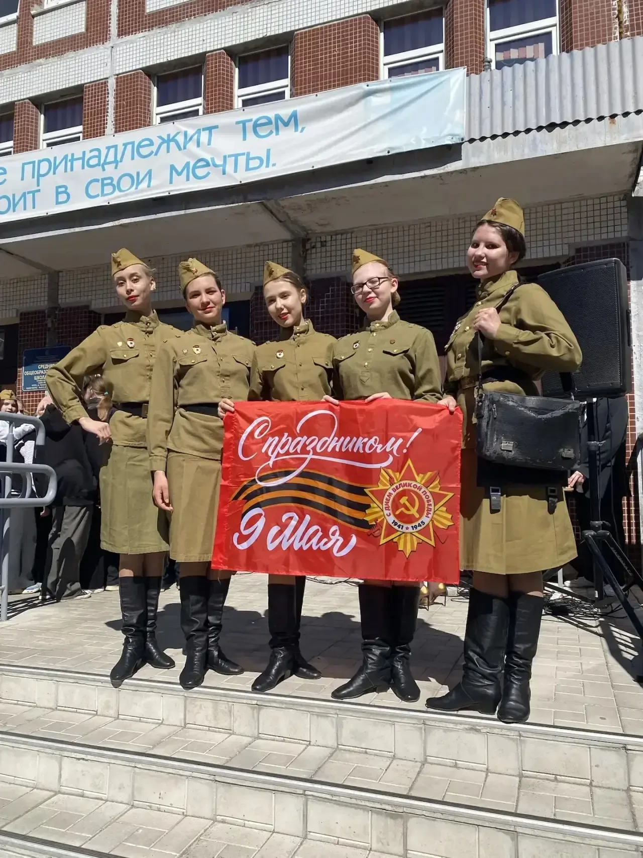 С сердцем, полным гордости и памяти🇷🇺🎖️  В преддверии 9 Мая в нашей школе прошла торжественная линей
