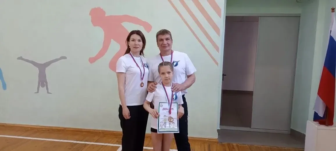 Спортивная семья — гордость школы! 🌟  Ученица 4 «В» класса Даша Сахарова вместе с папой и мамой заво