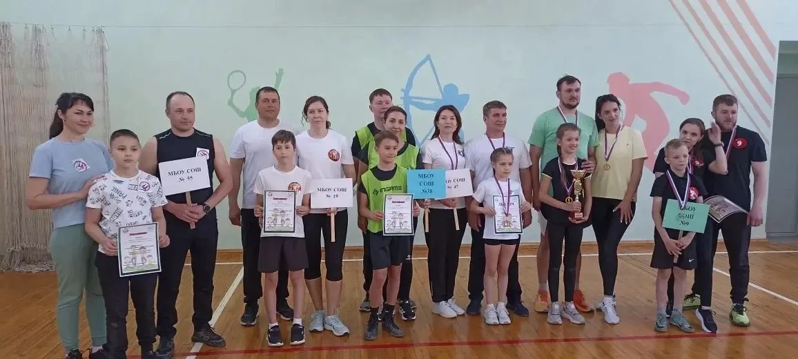 Спортивная семья — гордость школы! 🌟  Ученица 4 «В» класса Даша Сахарова вместе с папой и мамой заво