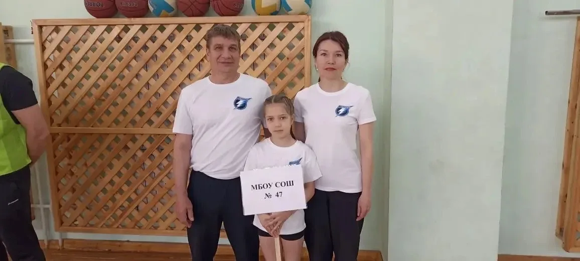 Спортивная семья — гордость школы! 🌟  Ученица 4 «В» класса Даша Сахарова вместе с папой и мамой заво