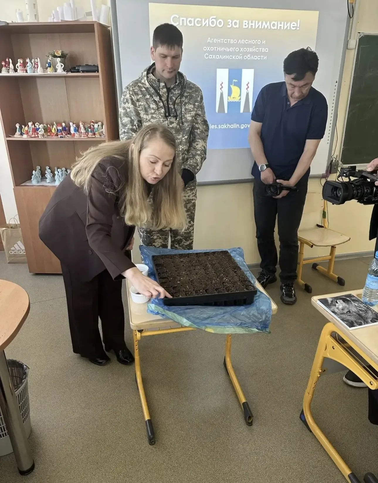 🌲 Ученики 5 «В» дали старт своему маленькому лесу!   В нашей школе прошла очередная по‑настоящему вд