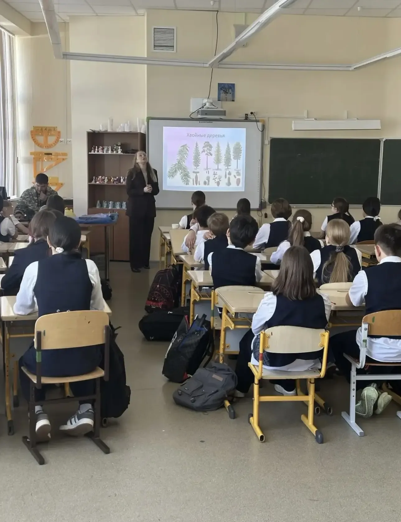 🌲 Ученики 5 «В» дали старт своему маленькому лесу!   В нашей школе прошла очередная по‑настоящему вд
