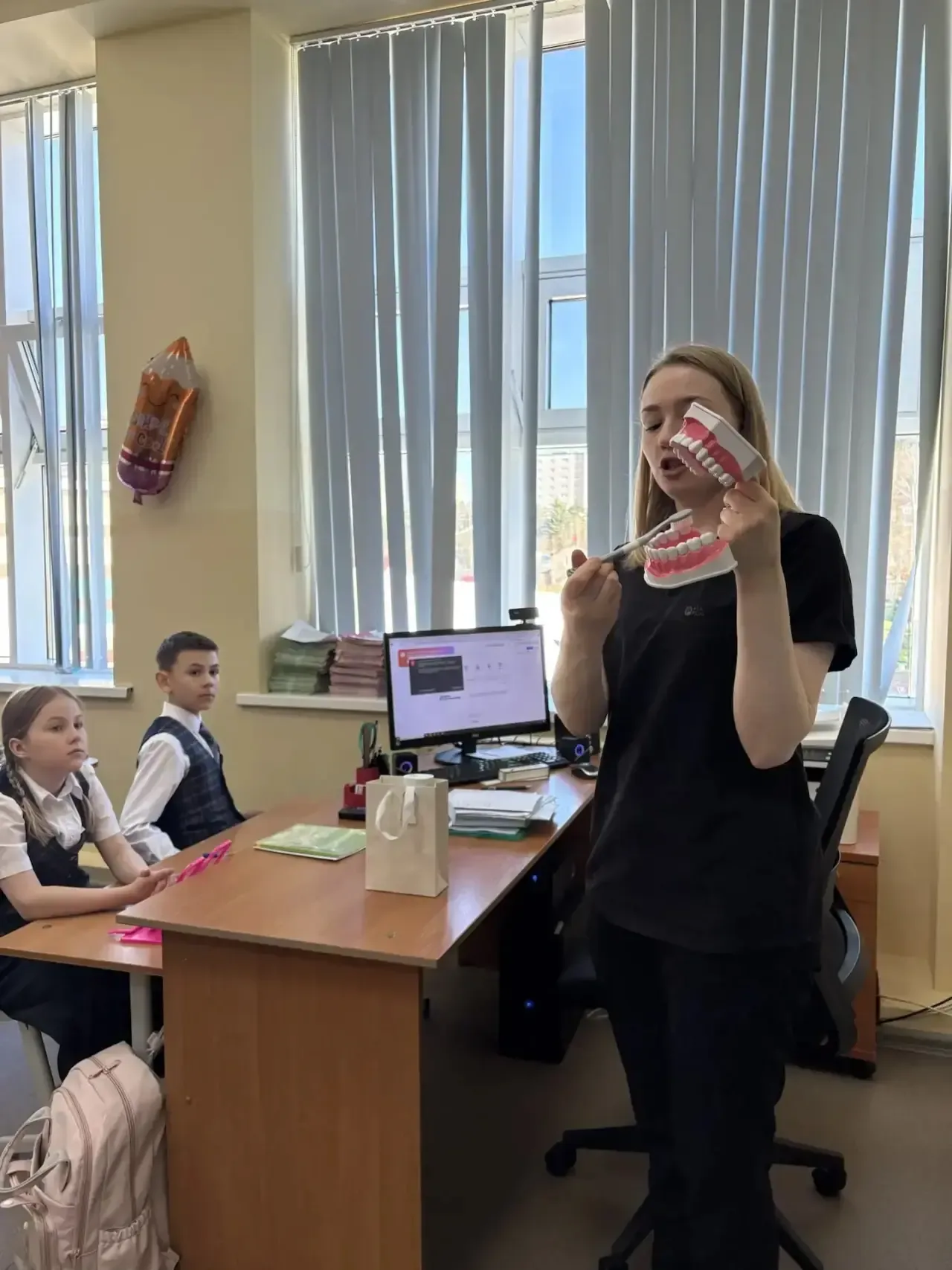 🦷 Зубки-помощники: как сохранить их здоровыми и крепкими!  Сегодня в 3Б и 3Д классах прошла познават