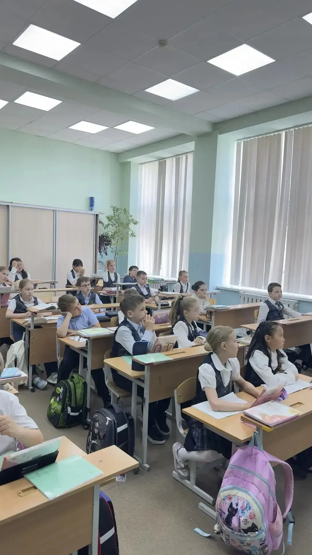 🦷 Зубки-помощники: как сохранить их здоровыми и крепкими!  Сегодня в 3Б и 3Д классах прошла познават