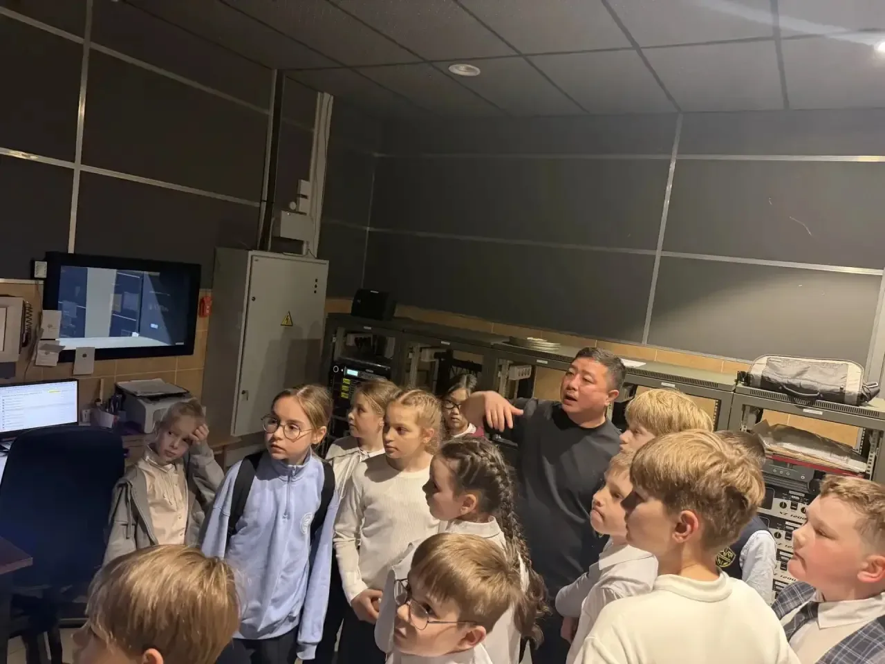 🚶‍♂️ Весна, кино и маленькие открытия: как наш 3А класс ходил в «Октябрь»  Сегодня мы с ребятами уст