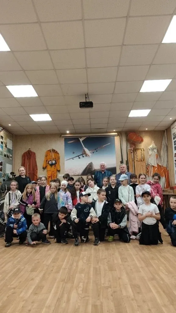 Взгляд в небо: 2Б класс в Музее Дальней авиации! ✈️  2 мая для учеников 2Б класса и их классного рук