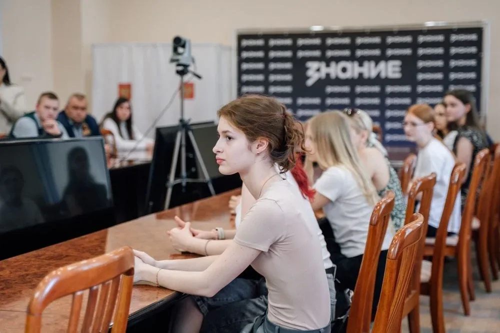 Поздравляем Полину Савотикову – призёра конкурса РГУ "Интеллект +" по русскому языку!  Ученица 11Б к