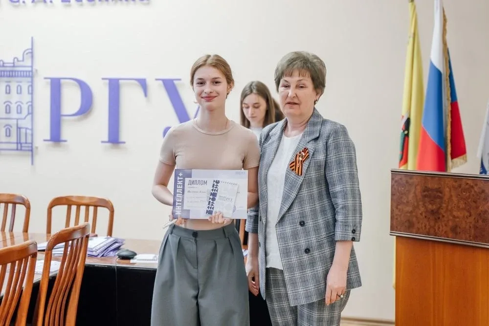 Поздравляем Полину Савотикову – призёра конкурса РГУ "Интеллект +" по русскому языку!  Ученица 11Б к