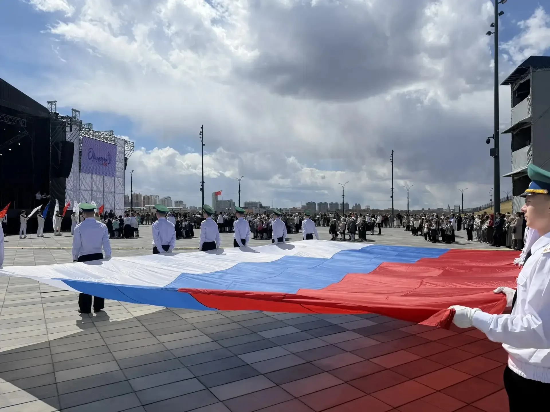 1 мая воспитанники 10в и 11в классов пограничного профиля приняли участие в торжественных церемониях