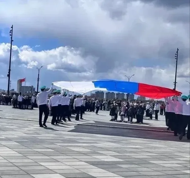 1 мая воспитанники 10в и 11в классов пограничного профиля приняли участие в торжественных церемониях