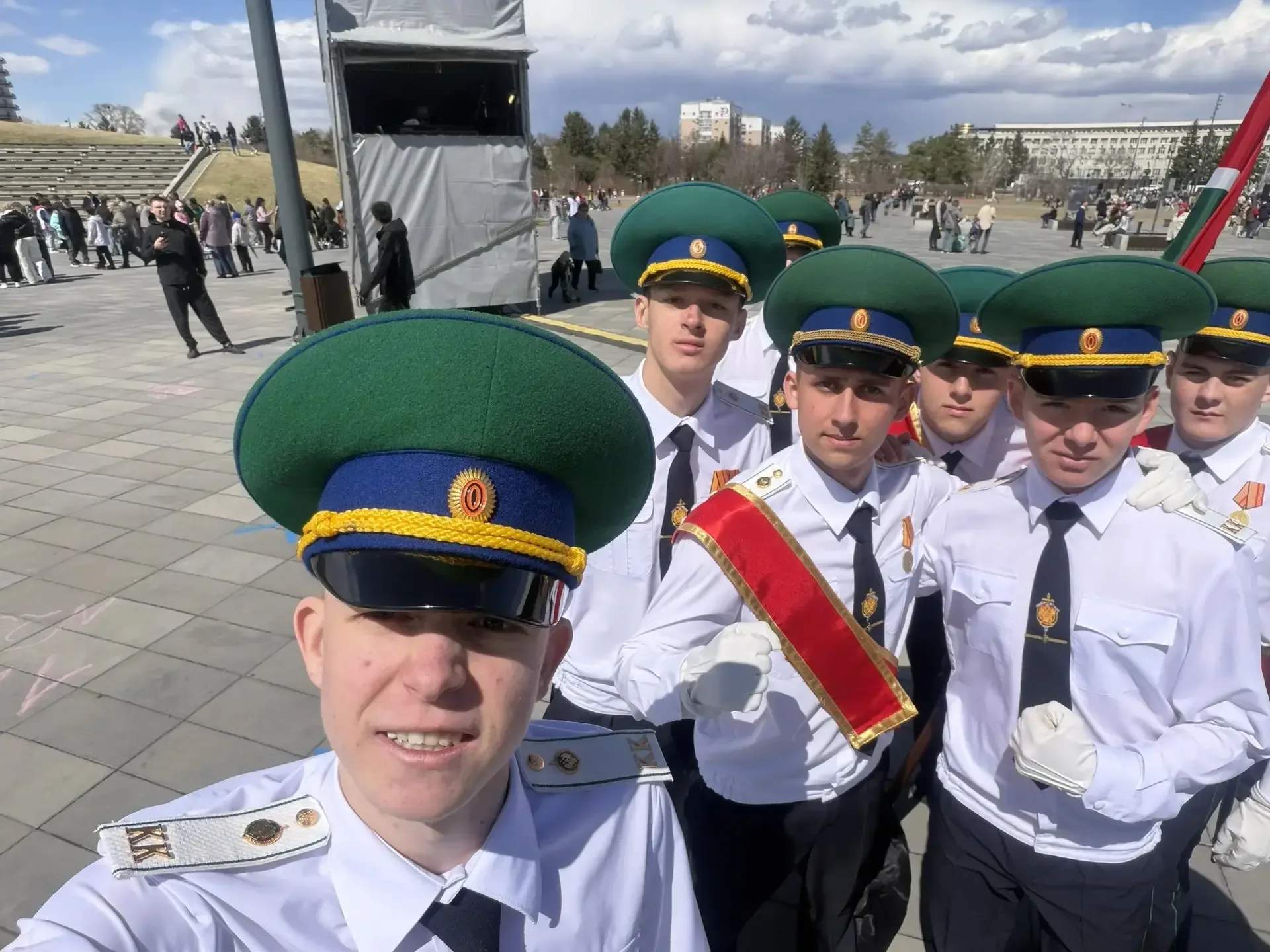 1 мая воспитанники 10в и 11в классов пограничного профиля приняли участие в торжественных церемониях