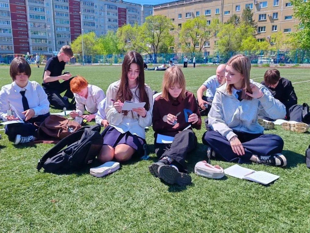 По традиции в майские тёплые солнечные дни   уроки математики и физики  проходят  на улице. Сегодня 