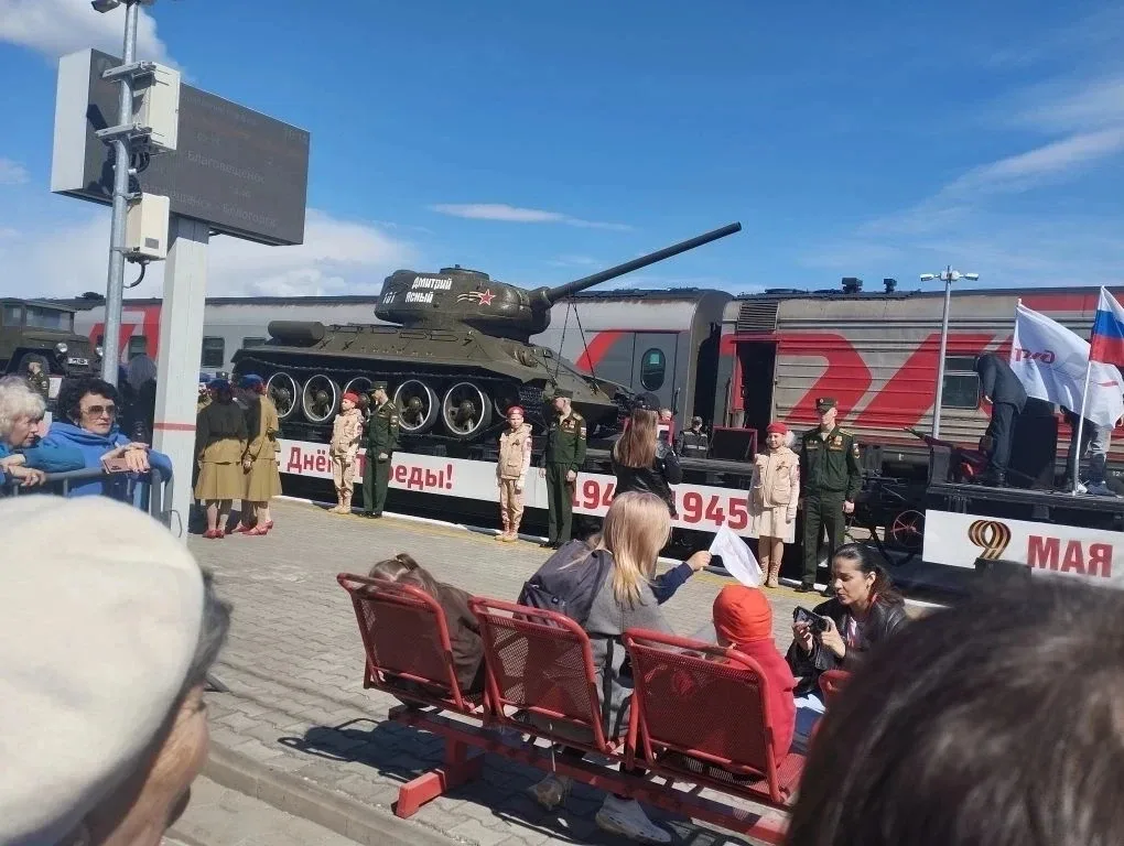 Ученики 9а, 9б, 9е классов приняли участие во встрече ретропоезда "Поезд Победы"
