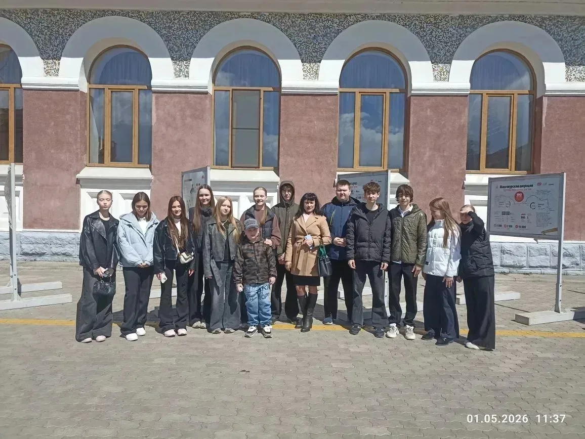 Ученики 9а, 9б, 9е классов приняли участие во встрече ретропоезда "Поезд Победы"