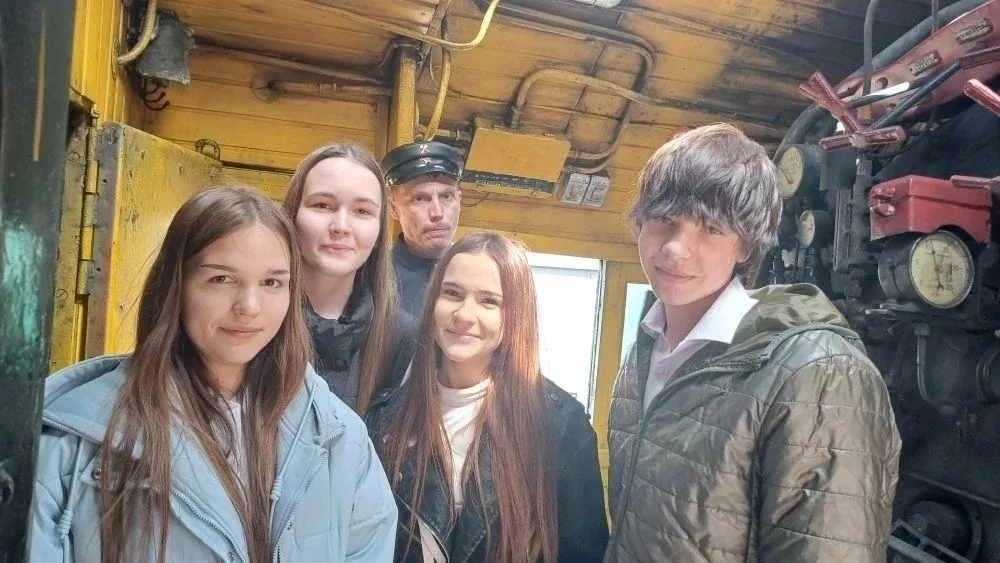 Ученики 9а, 9б, 9е классов приняли участие во встрече ретропоезда "Поезд Победы"