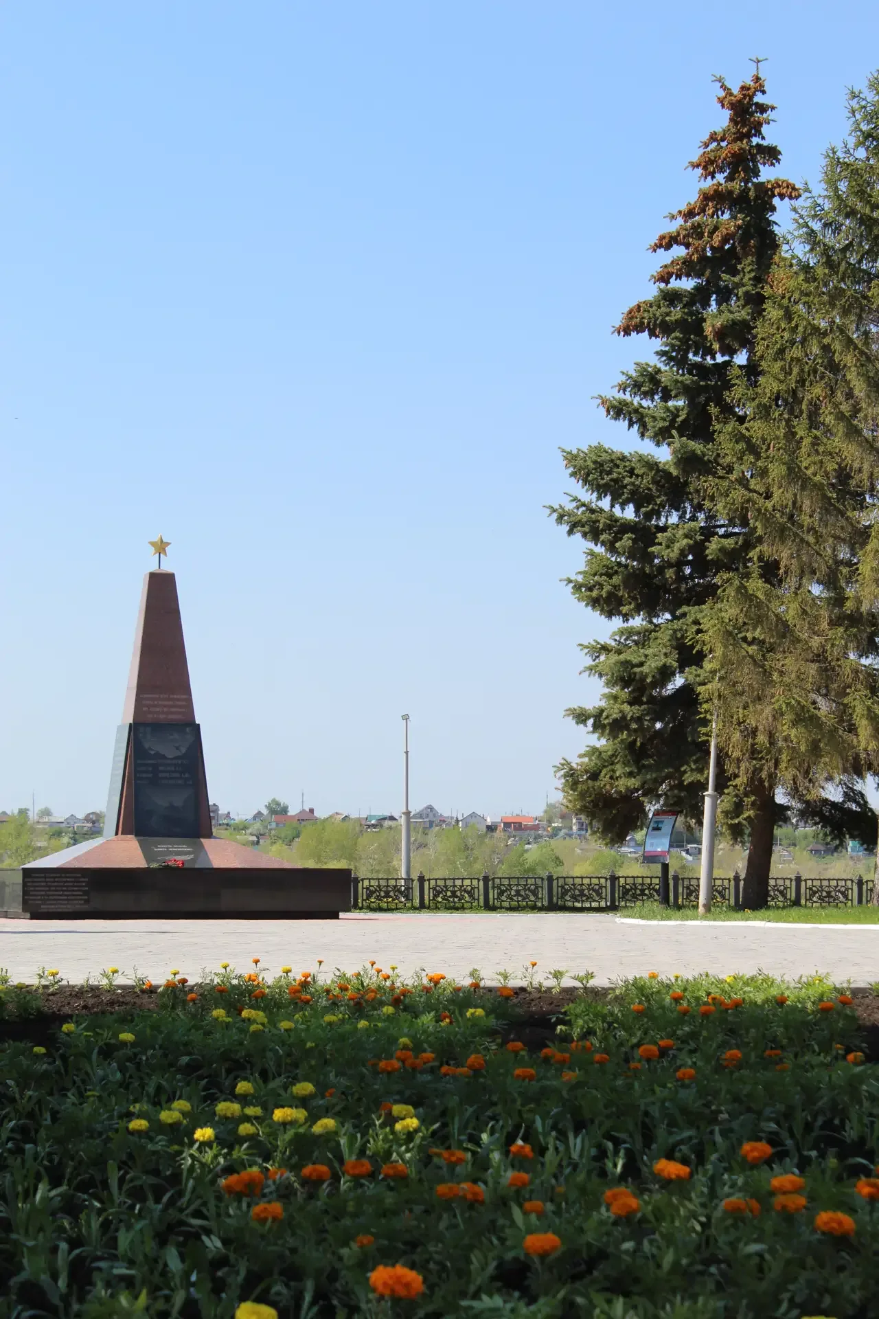 🌺Сотрудники МКУ "Благоустройство" начали украшать улицы нашего города саженцами цветов. Бархатцы был
