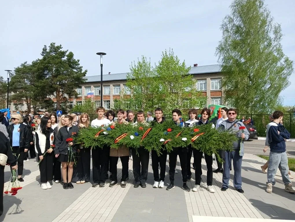 В едином строю памяти 🕯️🇷🇺  Сегодня наша школа приняла участие в городском митинге, посвящённом Дню 