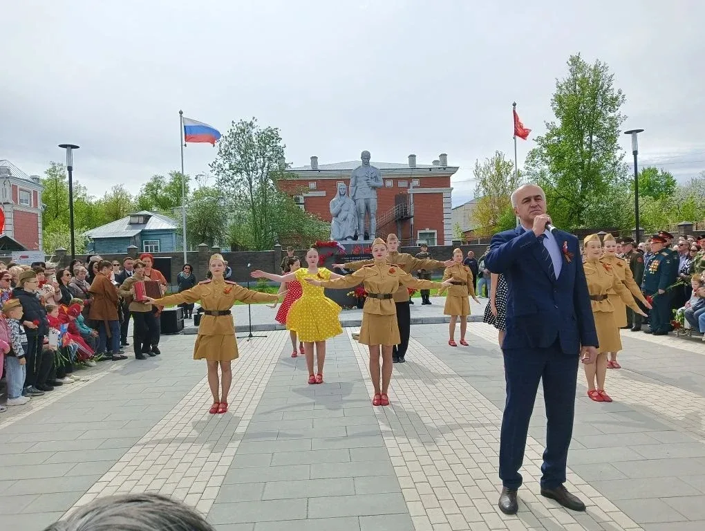 В едином строю памяти 🕯️🇷🇺  Сегодня наша школа приняла участие в городском митинге, посвящённом Дню 