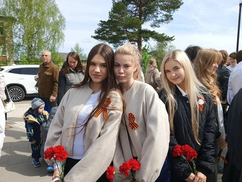 В едином строю памяти 🕯️🇷🇺  Сегодня наша школа приняла участие в городском митинге, посвящённом Дню 