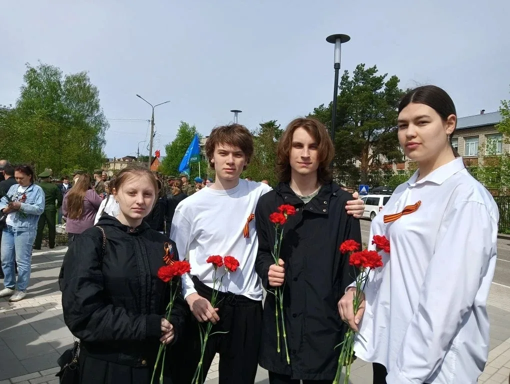 В едином строю памяти 🕯️🇷🇺  Сегодня наша школа приняла участие в городском митинге, посвящённом Дню 