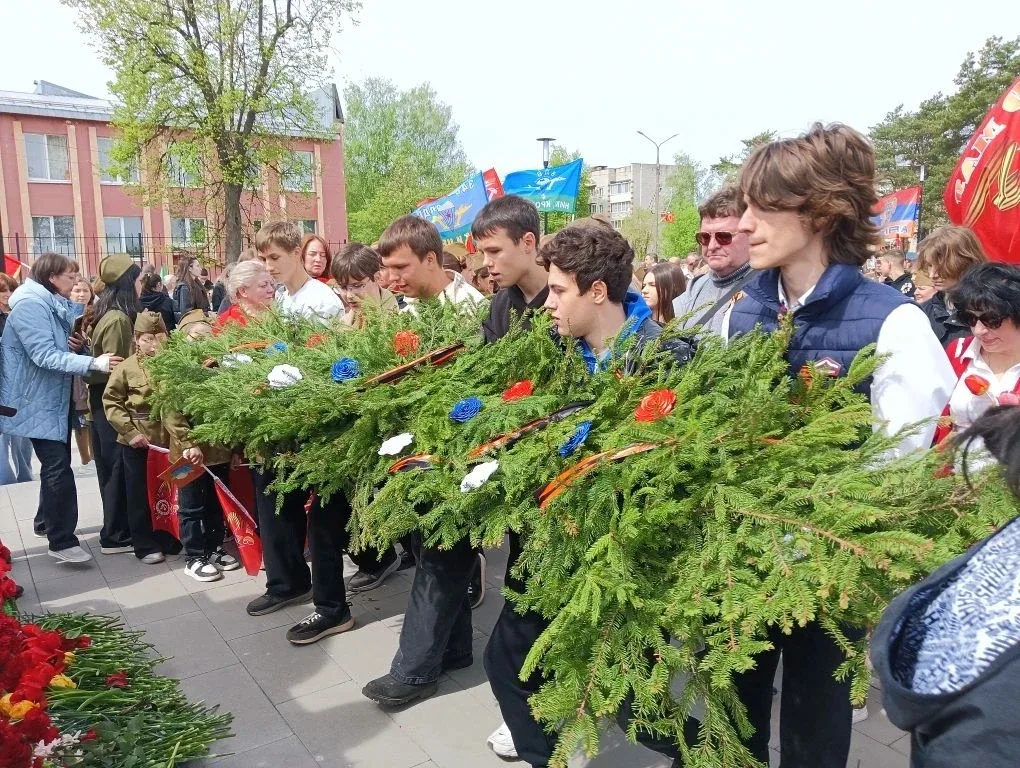 В едином строю памяти 🕯️🇷🇺  Сегодня наша школа приняла участие в городском митинге, посвящённом Дню 