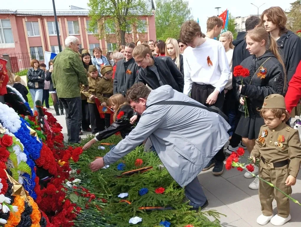 В едином строю памяти 🕯️🇷🇺  Сегодня наша школа приняла участие в городском митинге, посвящённом Дню 