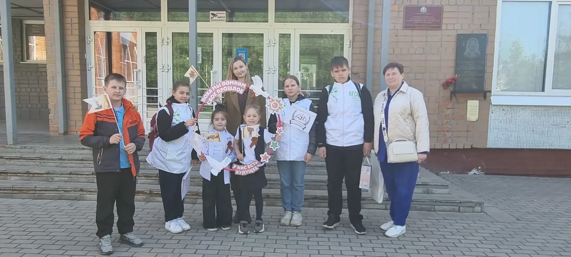 🎖 Символ памяти в руках детей. В преддверии 81-й годовщины Великой Победы ученики школы №24 вновь ст