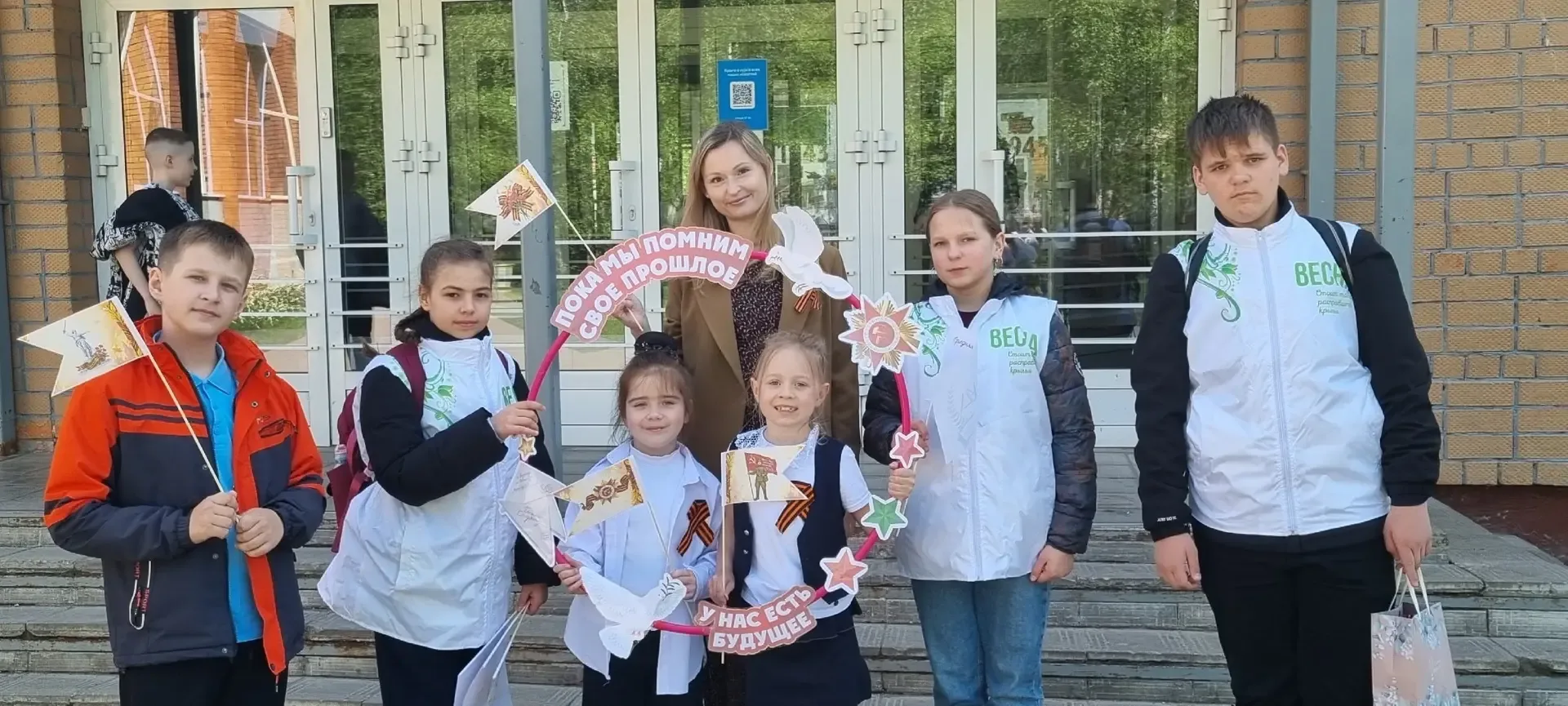 🎖 Символ памяти в руках детей. В преддверии 81-й годовщины Великой Победы ученики школы №24 вновь ст